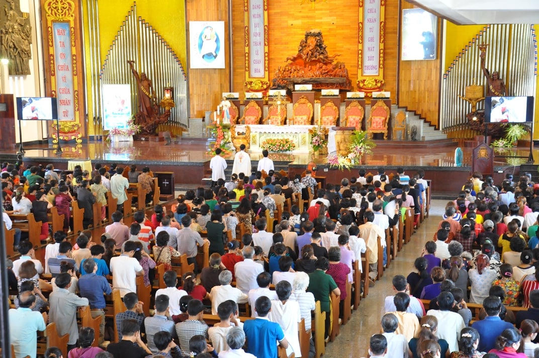 Các ngày lễ lớn thu hút đông đảo giáo dân và du khách